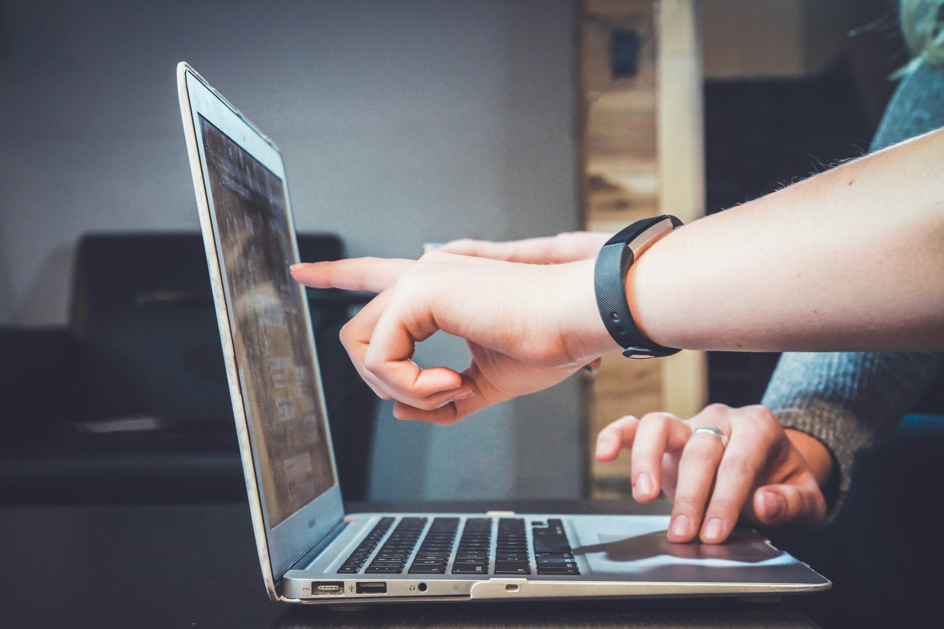 How Can a Professional eCommerce Designer Improve Your Conversion Rate